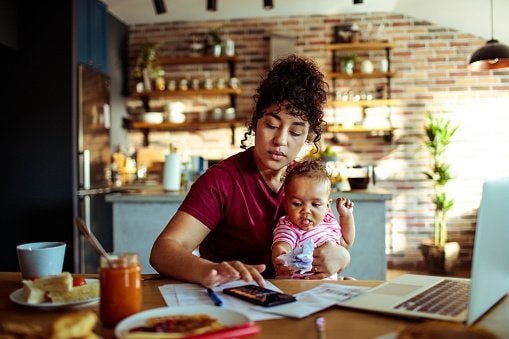 HONEY Coaching - mom holding baby typing on phone